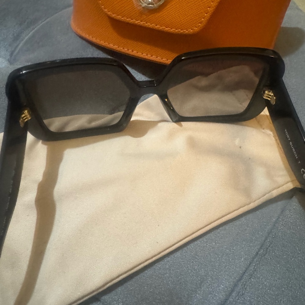 Tory Burch Black Square Frame Sunglasses with Brown Lenses - Picture 6 of 8